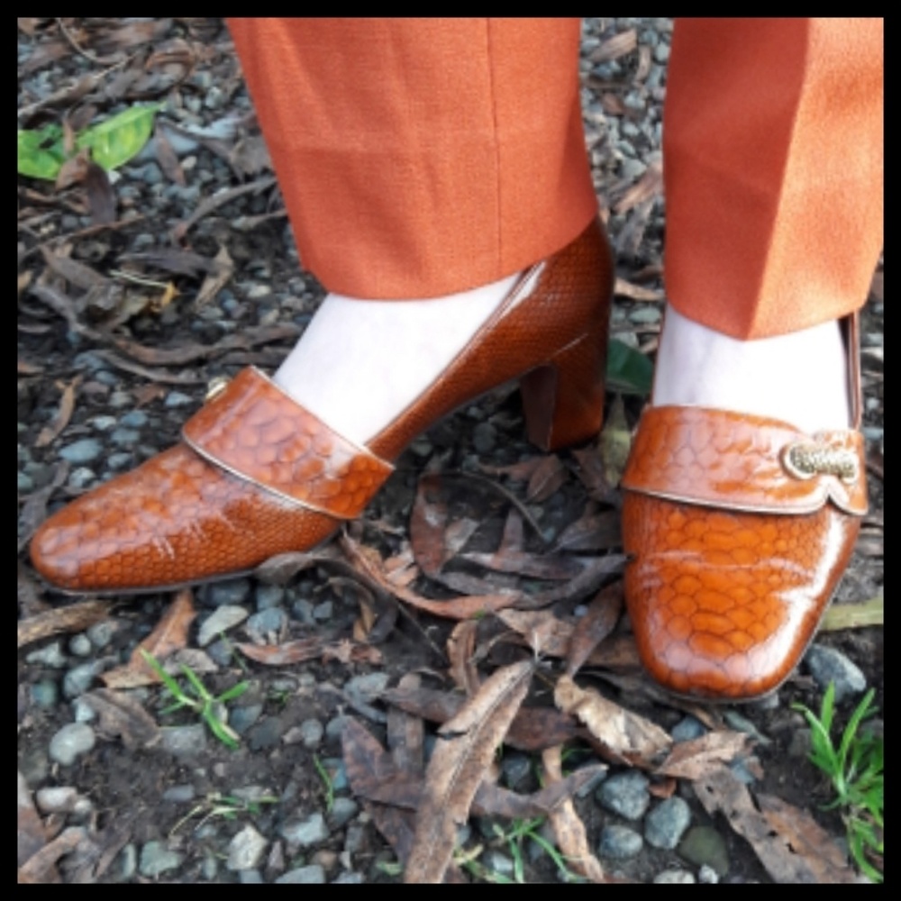 Beautiful vintage 60's mod snakeskin heels!